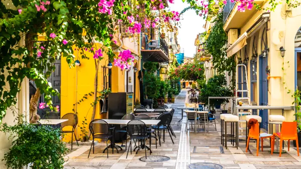 Hyggelig gade i Nafplio i Grækenland.