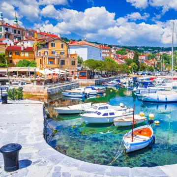 Lystbådehavnen i byen Opatija i Kroatien.
