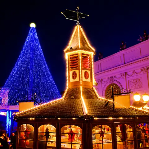 Julemarked foran Brandenburger Tor i Potsdam i Tyskland.