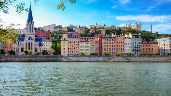 Lyon ligger smukt ved Rhônefloden.