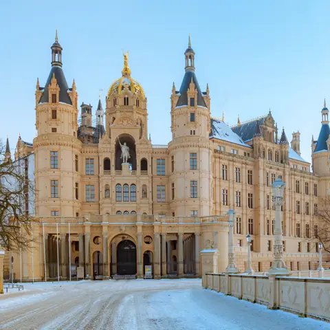 Det smukke Schloss Schwerin i vinterklæder.