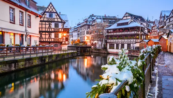 Julestemning i den romantiske bydel La Petite France i Strasbourg.