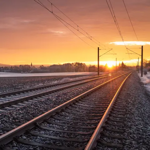 Jernbanespor i morgensol om vinteren.