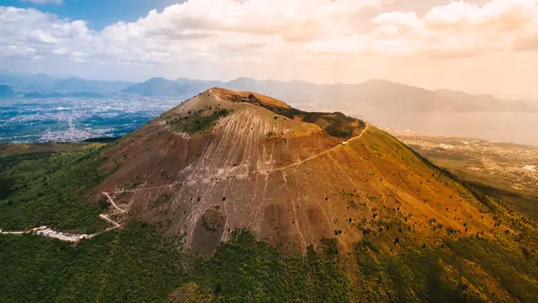 Vulkanen Vesuv set fra luften med Napolibugten i baggrunden.