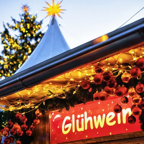 At blive fristet til et glas glühwein er uundgåeligt på et julemarked i Tyskland.
