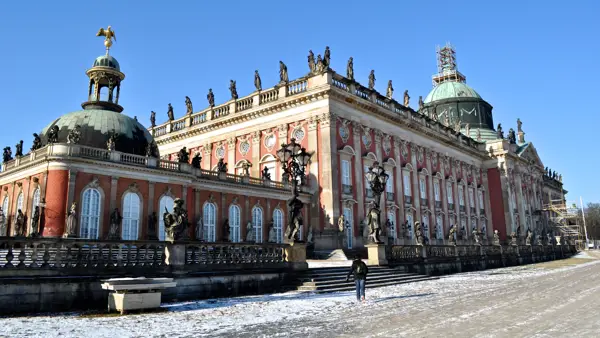 Neues Palais i Potsdam i Tyskland i vinterklæder.