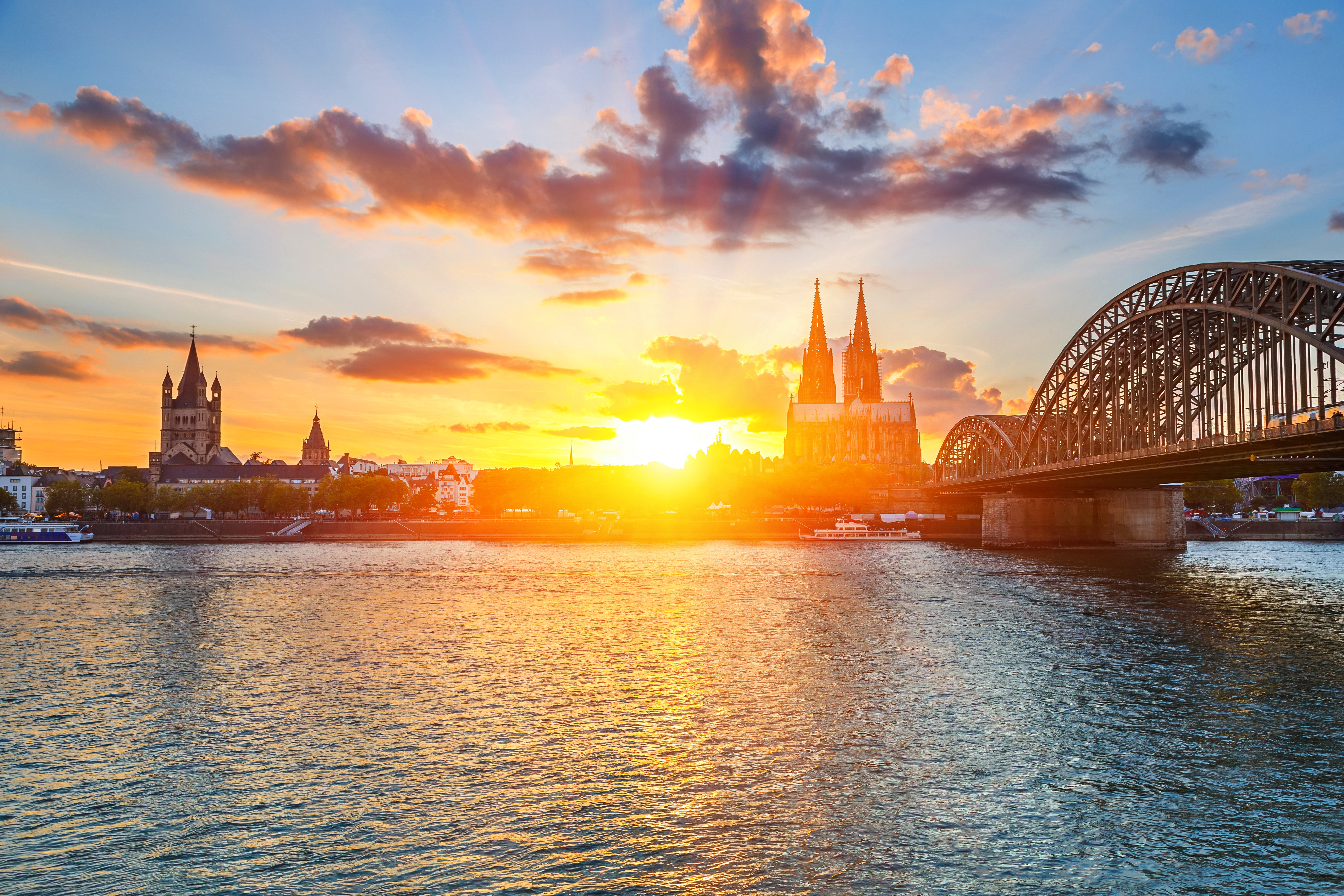 Solen går ned bag domkirken i Köln i Tyskland.