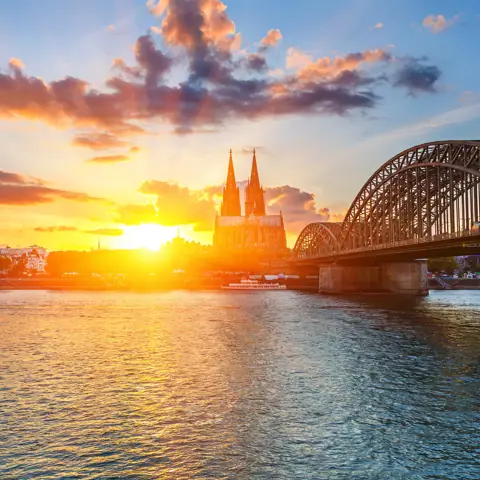 Solen går ned bag domkirken i Köln i Tyskland.
