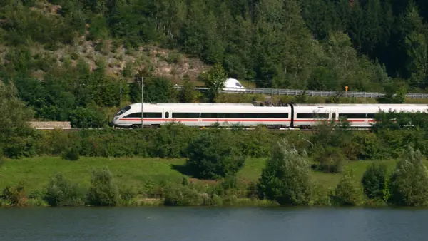 Det tyske højhastighedstog InterCity Express på vej gennem Sydtyskland.