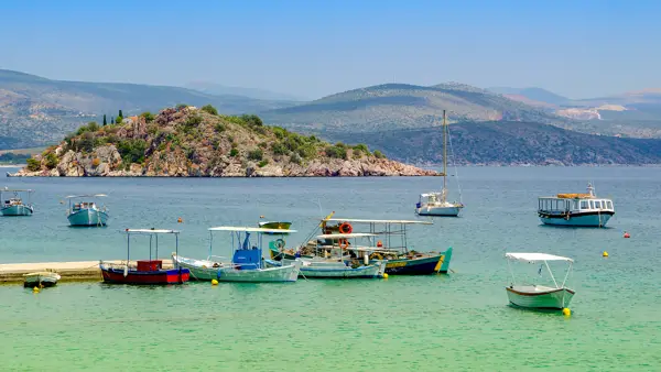 Små fiskerbåde i bugten ud for Tolo i Peloponnes i Grækenland.