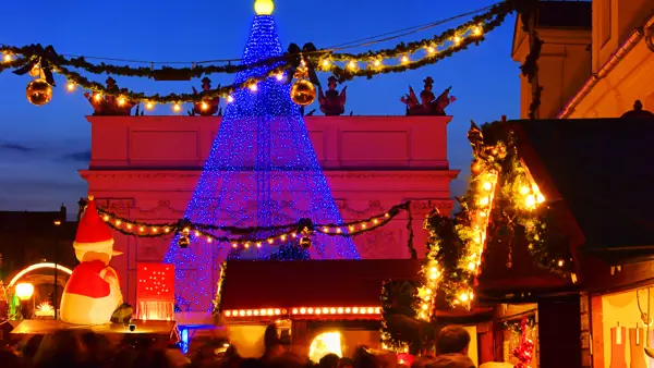 Julemarked på pladsen ved Brandenburger Tor i Potsdam i Tyskland.